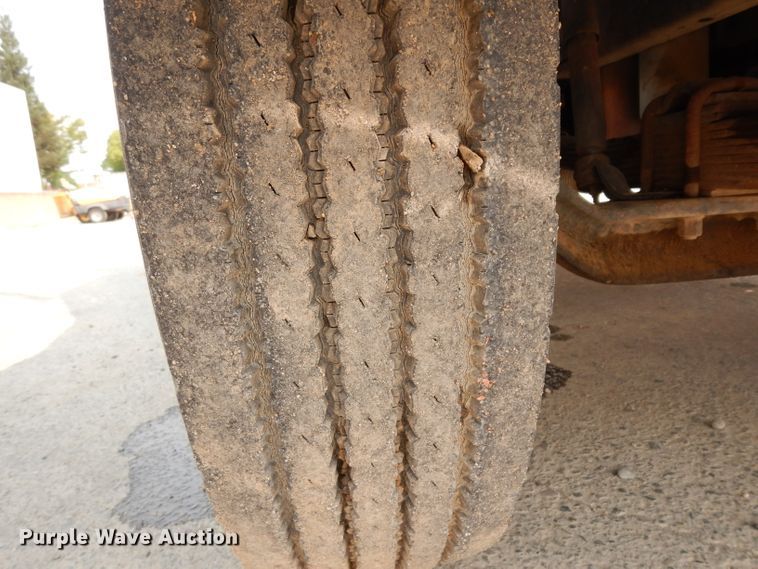 image for item DJ6507 1998 International 4900  flatbed truck