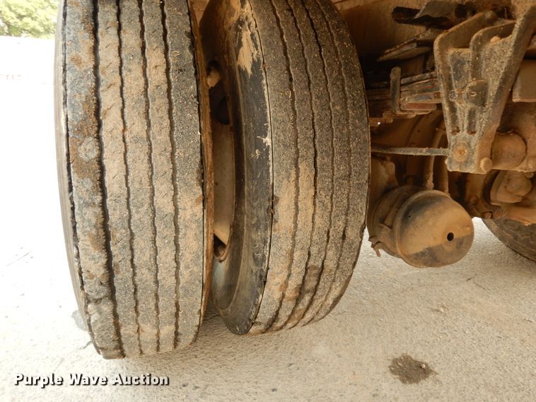 image for item DJ6507 1998 International 4900  flatbed truck