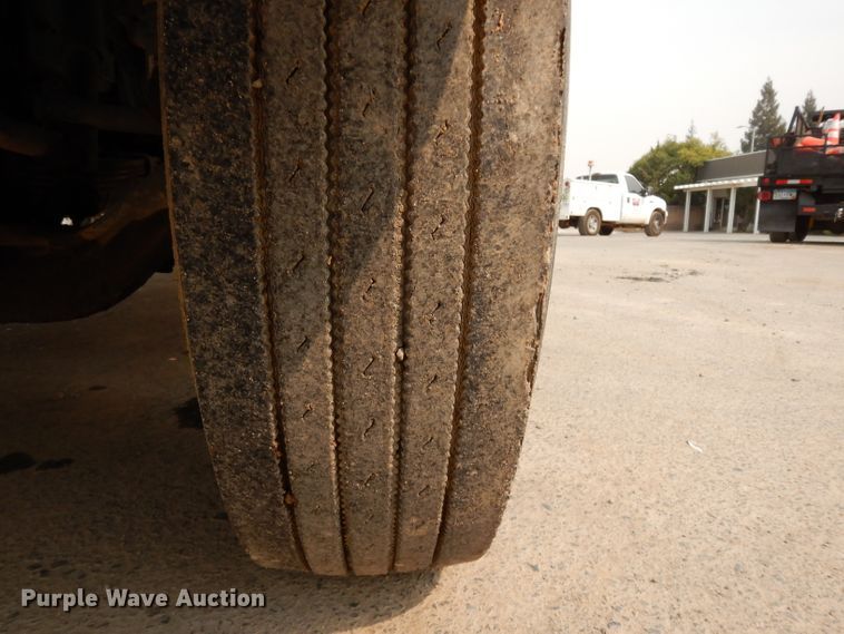 image for item DJ6507 1998 International 4900  flatbed truck