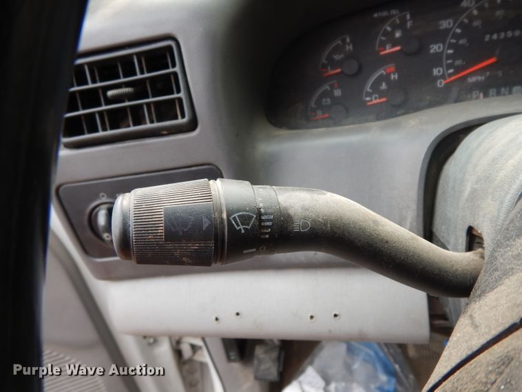 image for item DJ6515 2001 Ford F450 Super Duty  utility truck