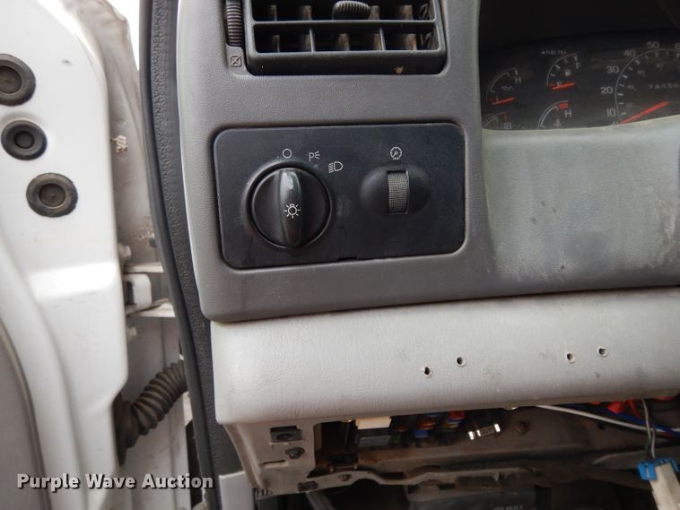 image for item DJ6515 2001 Ford F450 Super Duty  utility truck