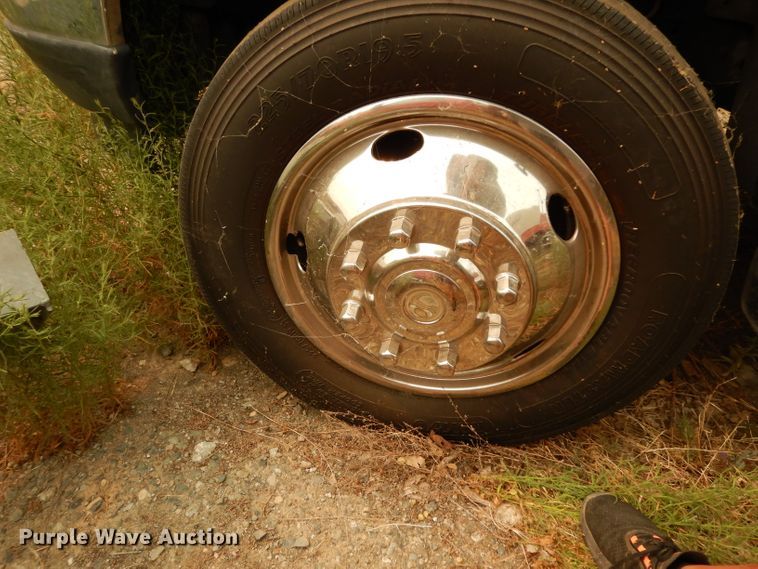 image for item DJ6515 2001 Ford F450 Super Duty  utility truck