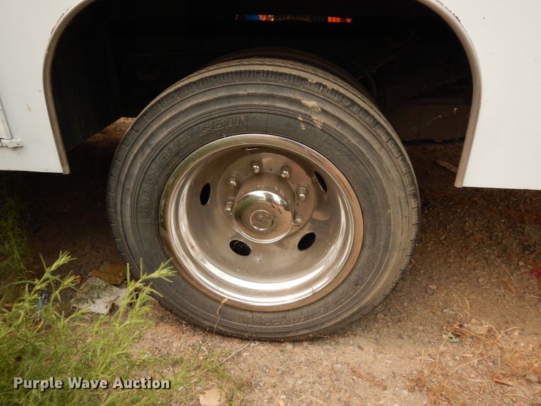 image for item DJ6515 2001 Ford F450 Super Duty  utility truck