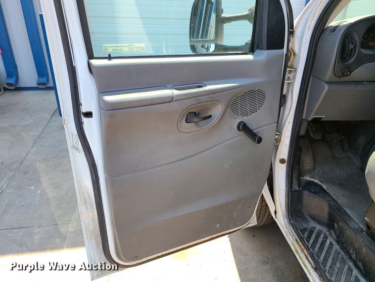 image for item EL9995 2004 Ford E450  box truck