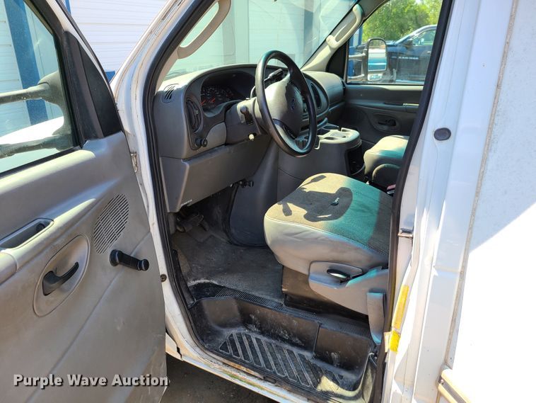 image for item EL9995 2004 Ford E450  box truck