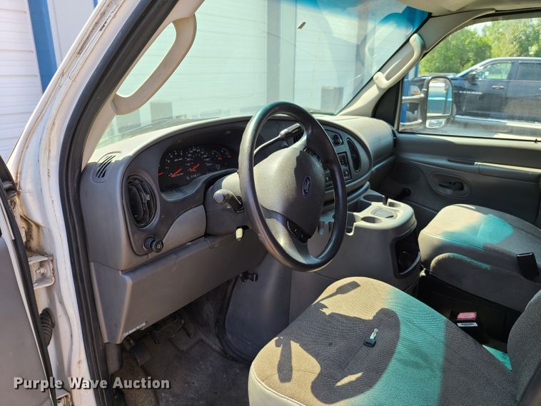 image for item EL9995 2004 Ford E450  box truck