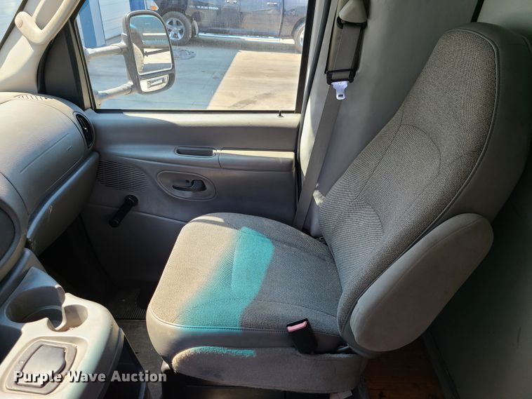 image for item EL9995 2004 Ford E450  box truck