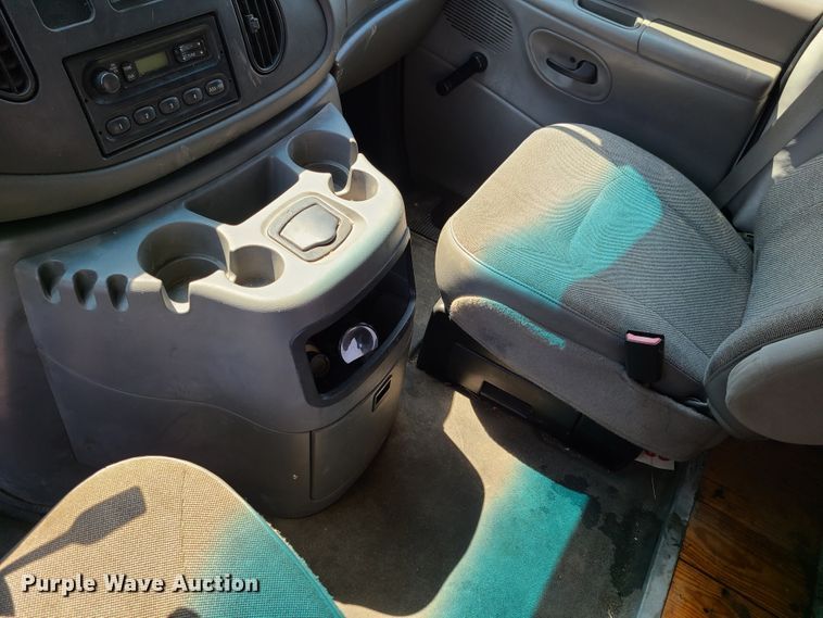 image for item EL9995 2004 Ford E450  box truck