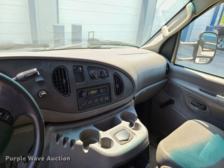 image for item EL9995 2004 Ford E450  box truck