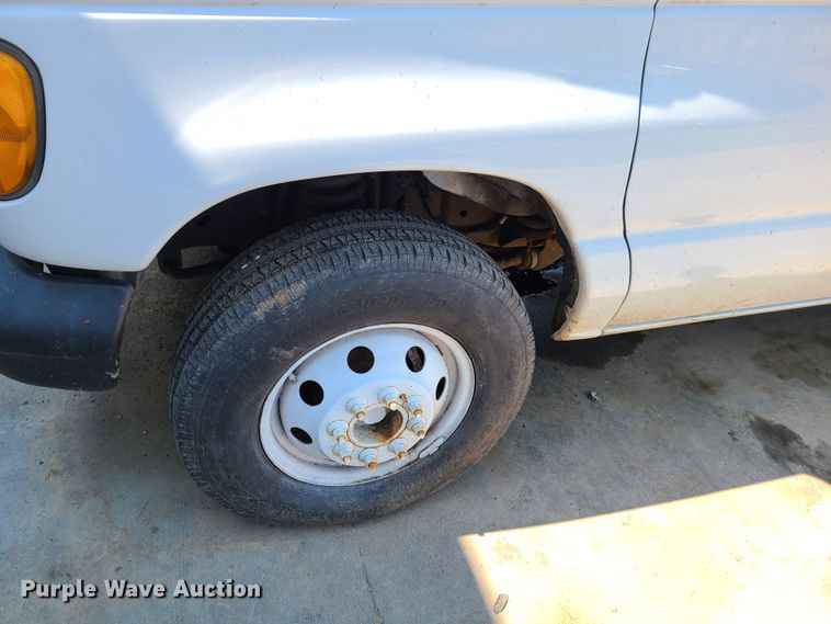 image for item EL9995 2004 Ford E450  box truck