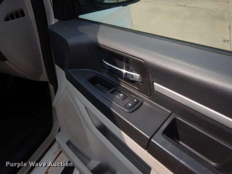 image for item GF9957 2010 Dodge Grand Caravan  van