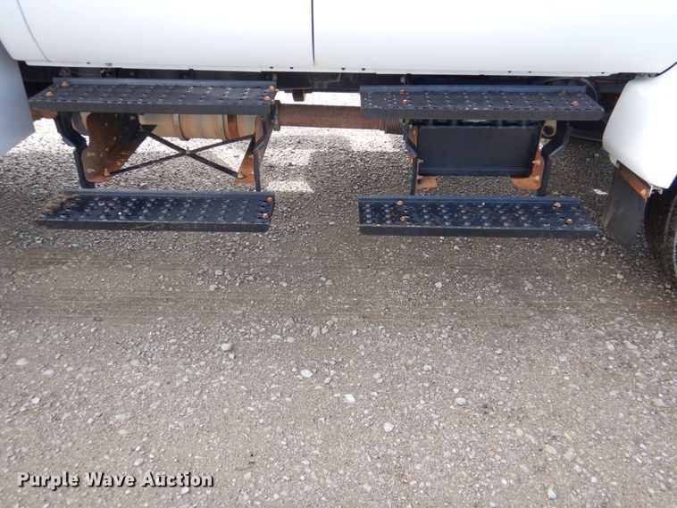 image for item GM9103 2009 Ford F750 Super Duty  utility truck