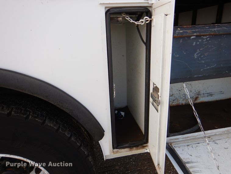 image for item GM9103 2009 Ford F750 Super Duty  utility truck