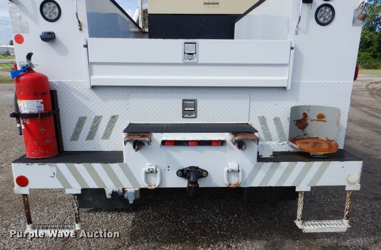 image for item GM9103 2009 Ford F750 Super Duty  utility truck