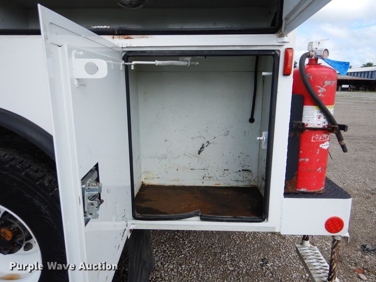 image for item GM9103 2009 Ford F750 Super Duty  utility truck