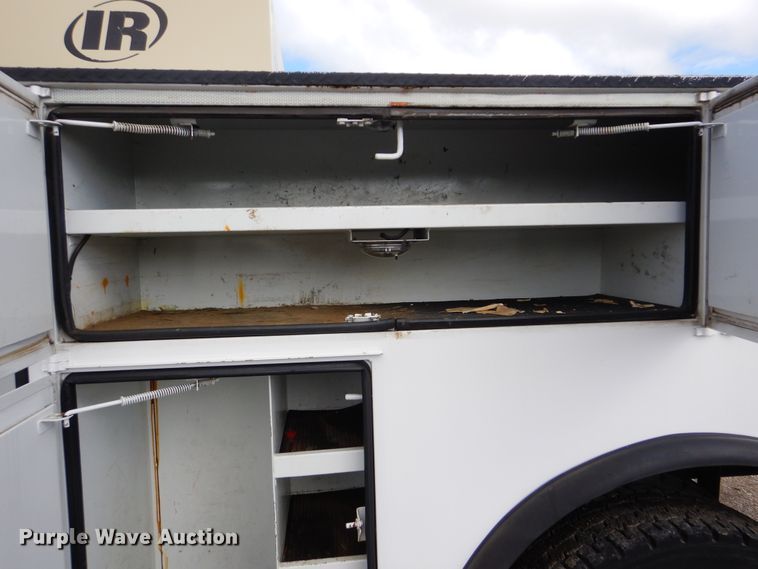 image for item GM9103 2009 Ford F750 Super Duty  utility truck