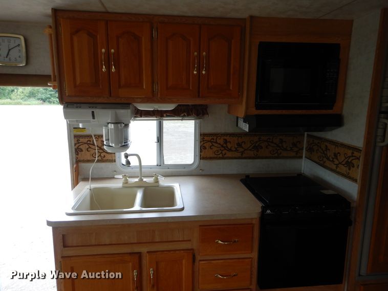 image for item GM9109 2002 Damon Daybreak  RV