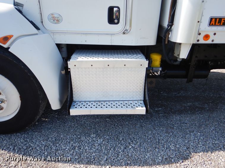 image for item GM9154 2011 Kenworth T370  refrigerated box truck