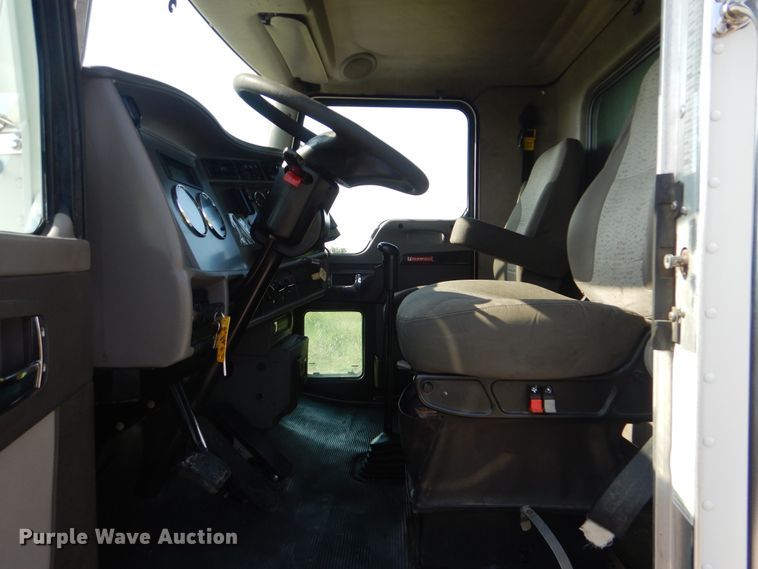 image for item GM9154 2011 Kenworth T370  refrigerated box truck