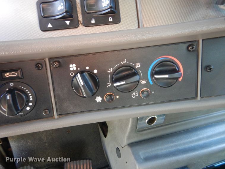 image for item GM9154 2011 Kenworth T370  refrigerated box truck