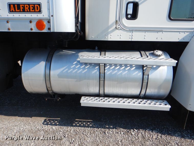 image for item GM9154 2011 Kenworth T370  refrigerated box truck