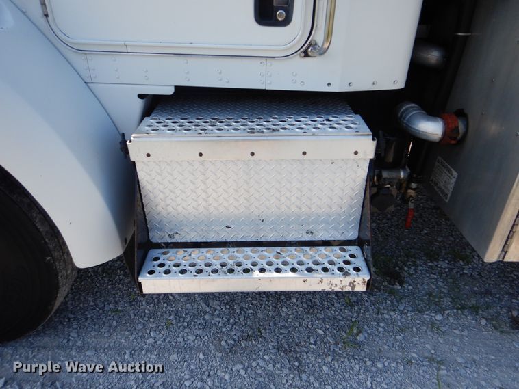 image for item GM9155 2007 Kenworth T300  fuel truck