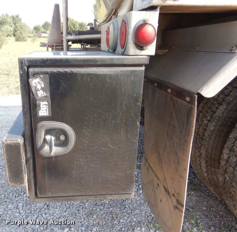 image for item GM9155 2007 Kenworth T300  fuel truck