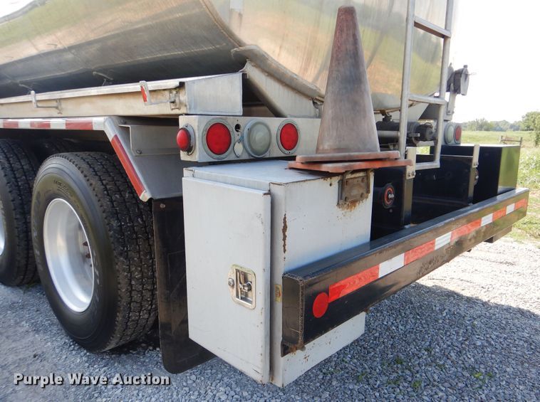 image for item GM9155 2007 Kenworth T300  fuel truck