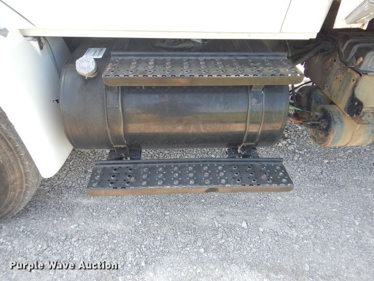 image for item GM9157 2005 International 4300  refrigerated box truck