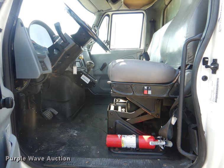 image for item GM9157 2005 International 4300  refrigerated box truck