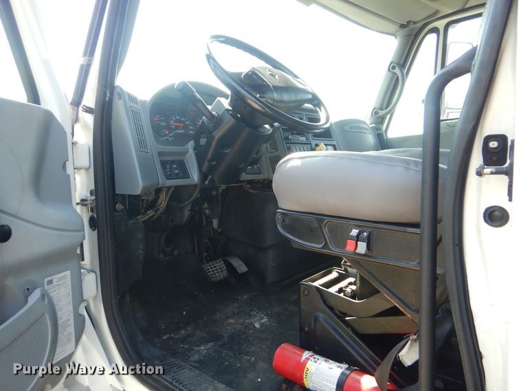 image for item GM9157 2005 International 4300  refrigerated box truck