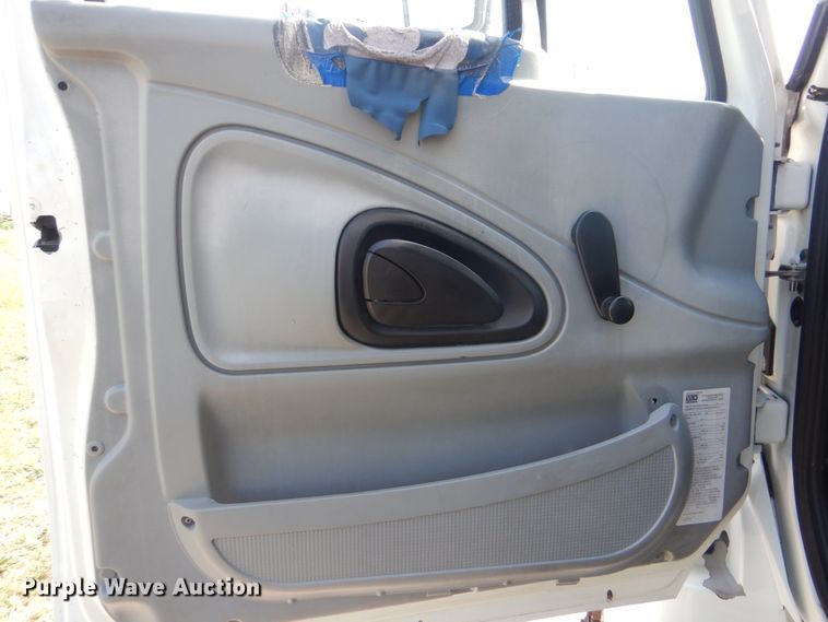 image for item GM9157 2005 International 4300  refrigerated box truck