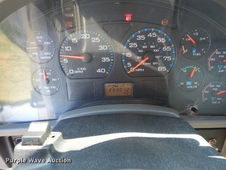 image for item GM9157 2005 International 4300  refrigerated box truck