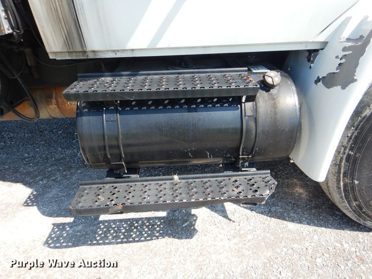 image for item GM9157 2005 International 4300  refrigerated box truck