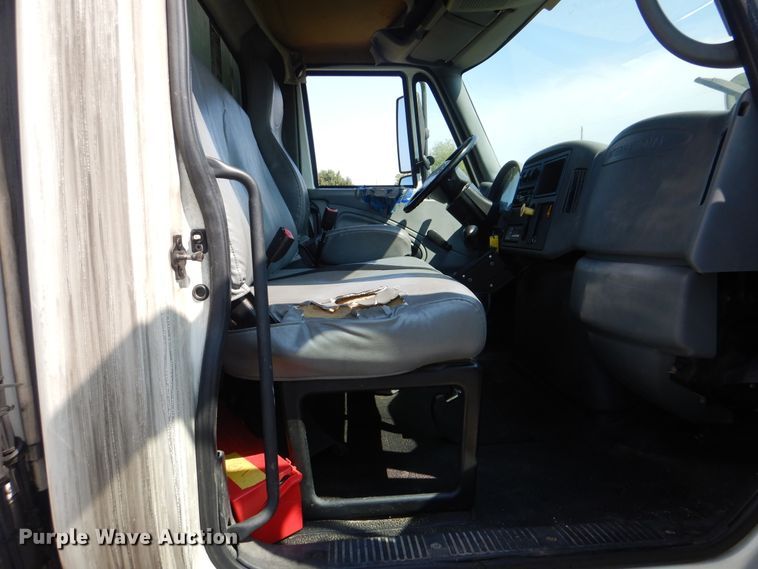 image for item GM9157 2005 International 4300  refrigerated box truck