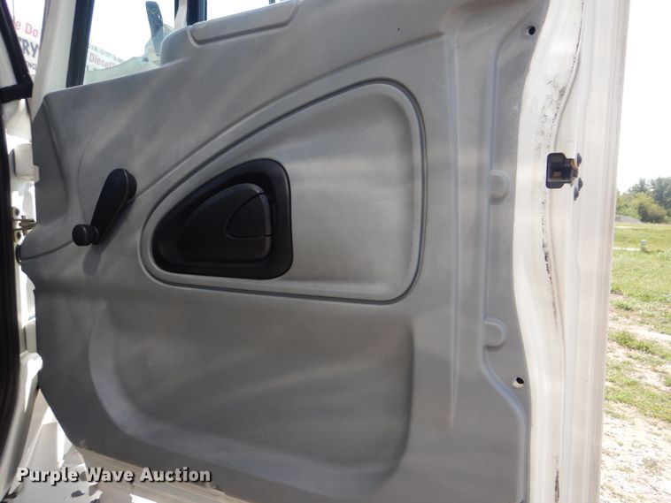 image for item GM9157 2005 International 4300  refrigerated box truck