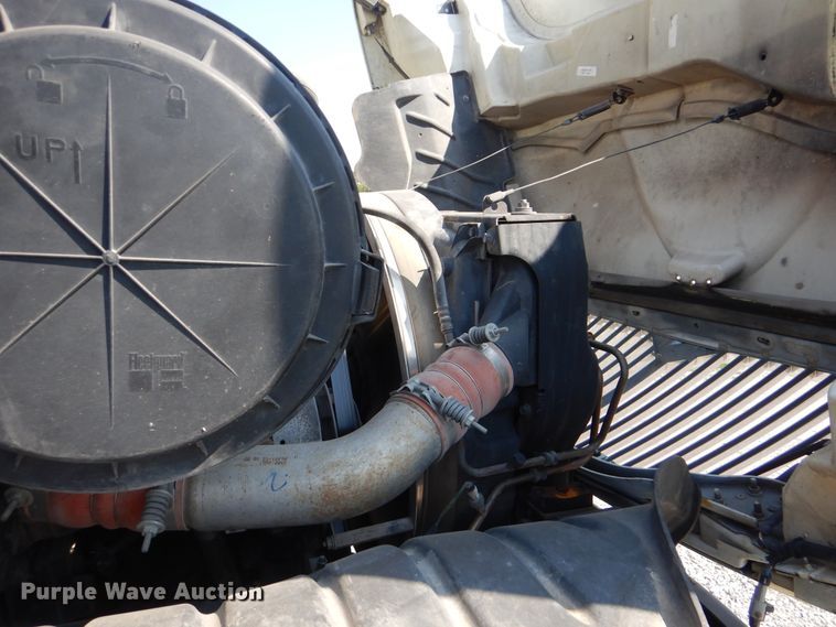 image for item GM9157 2005 International 4300  refrigerated box truck