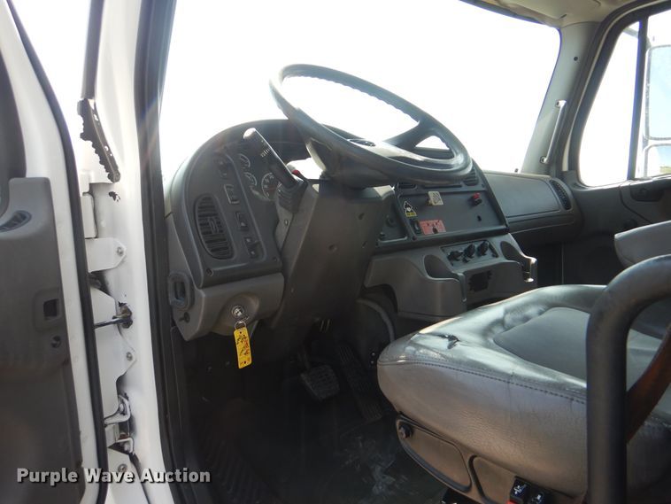 image for item GM9158 2006 Freightliner Business Class M2  box truck