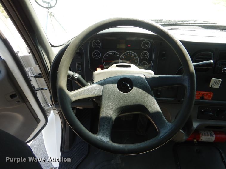 image for item GM9158 2006 Freightliner Business Class M2  box truck