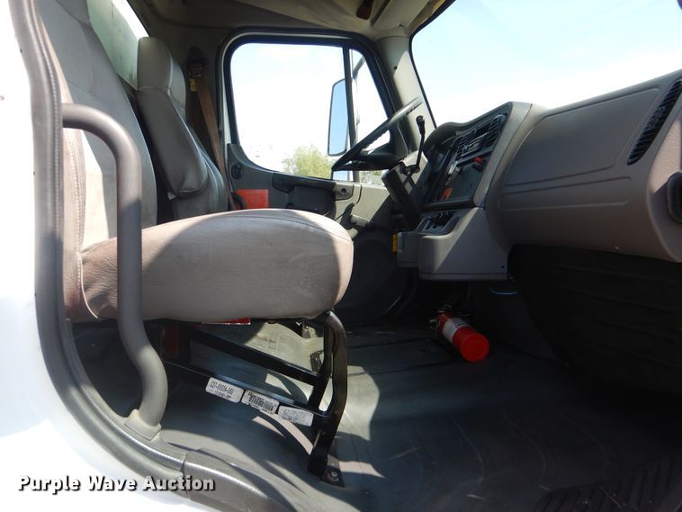 image for item GM9158 2006 Freightliner Business Class M2  box truck