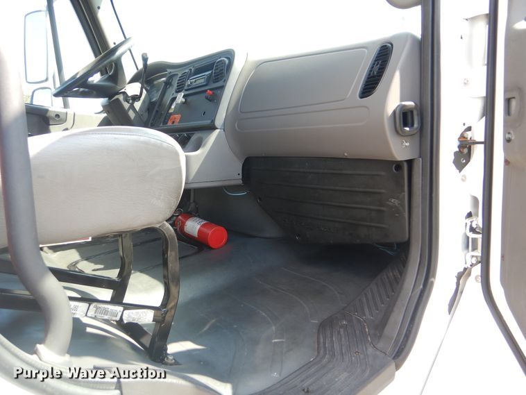 image for item GM9158 2006 Freightliner Business Class M2  box truck