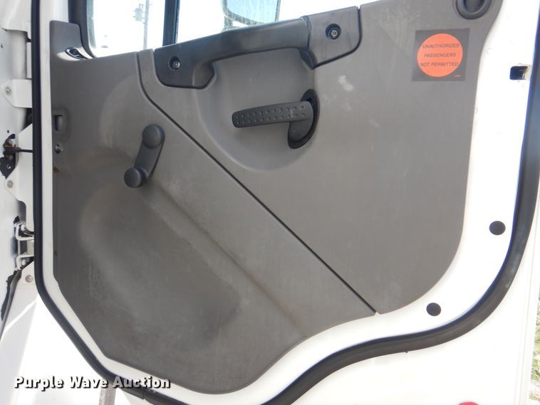 image for item GM9158 2006 Freightliner Business Class M2  box truck