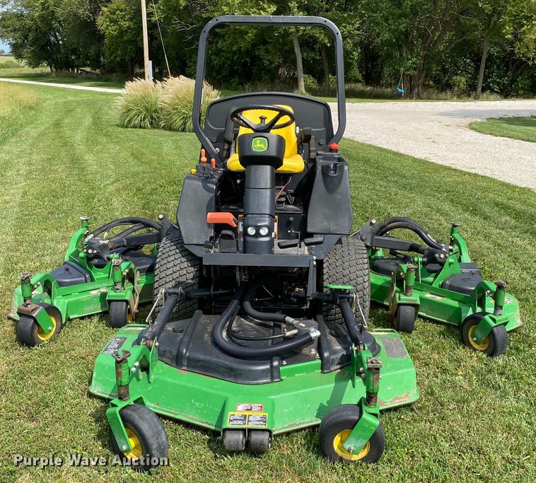 image for item HE9761 2003 John Deere 1600 Turbo lawn mower