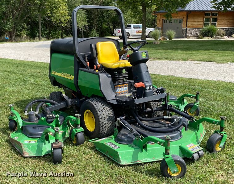 image for item HE9761 2003 John Deere 1600 Turbo lawn mower
