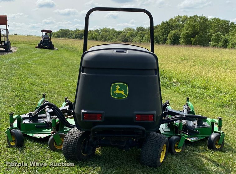 image for item HE9761 2003 John Deere 1600 Turbo lawn mower