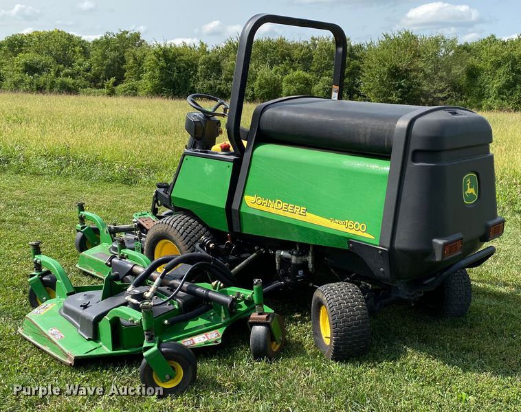 image for item HE9761 2003 John Deere 1600 Turbo lawn mower