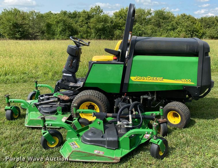 image for item HE9761 2003 John Deere 1600 Turbo lawn mower