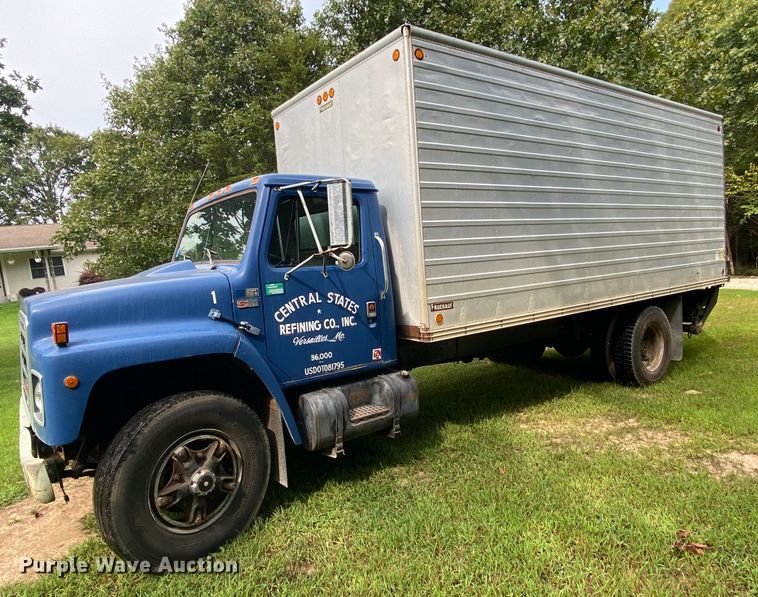 image for item HE9774 1988 International S1700  box truck