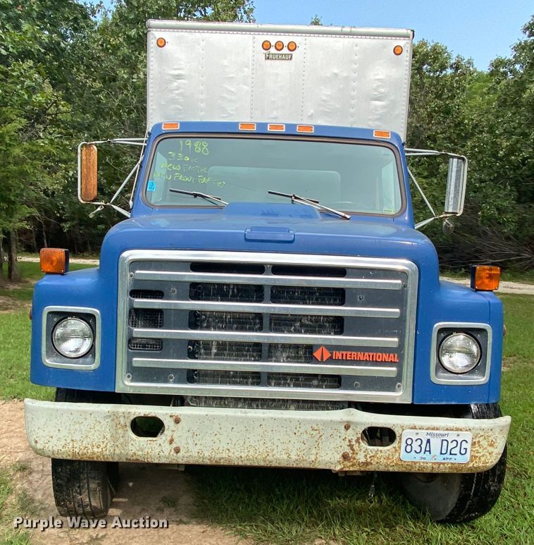 image for item HE9774 1988 International S1700  box truck