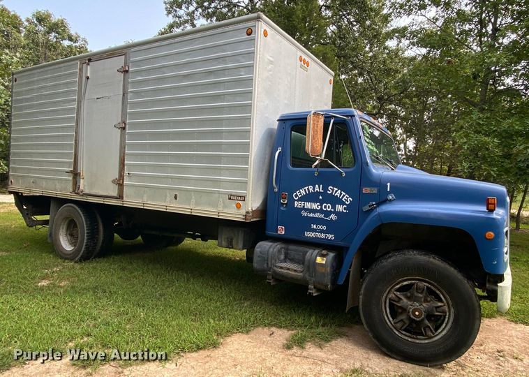 image for item HE9774 1988 International S1700  box truck